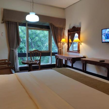 New Grand Park Hotel Сурабая Екстериор снимка