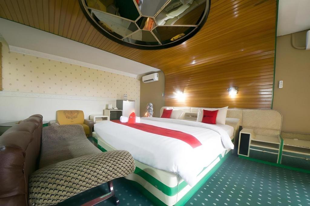 New Grand Park Hotel Сурабая Екстериор снимка