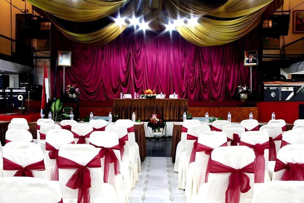 New Grand Park Hotel Сурабая Екстериор снимка
